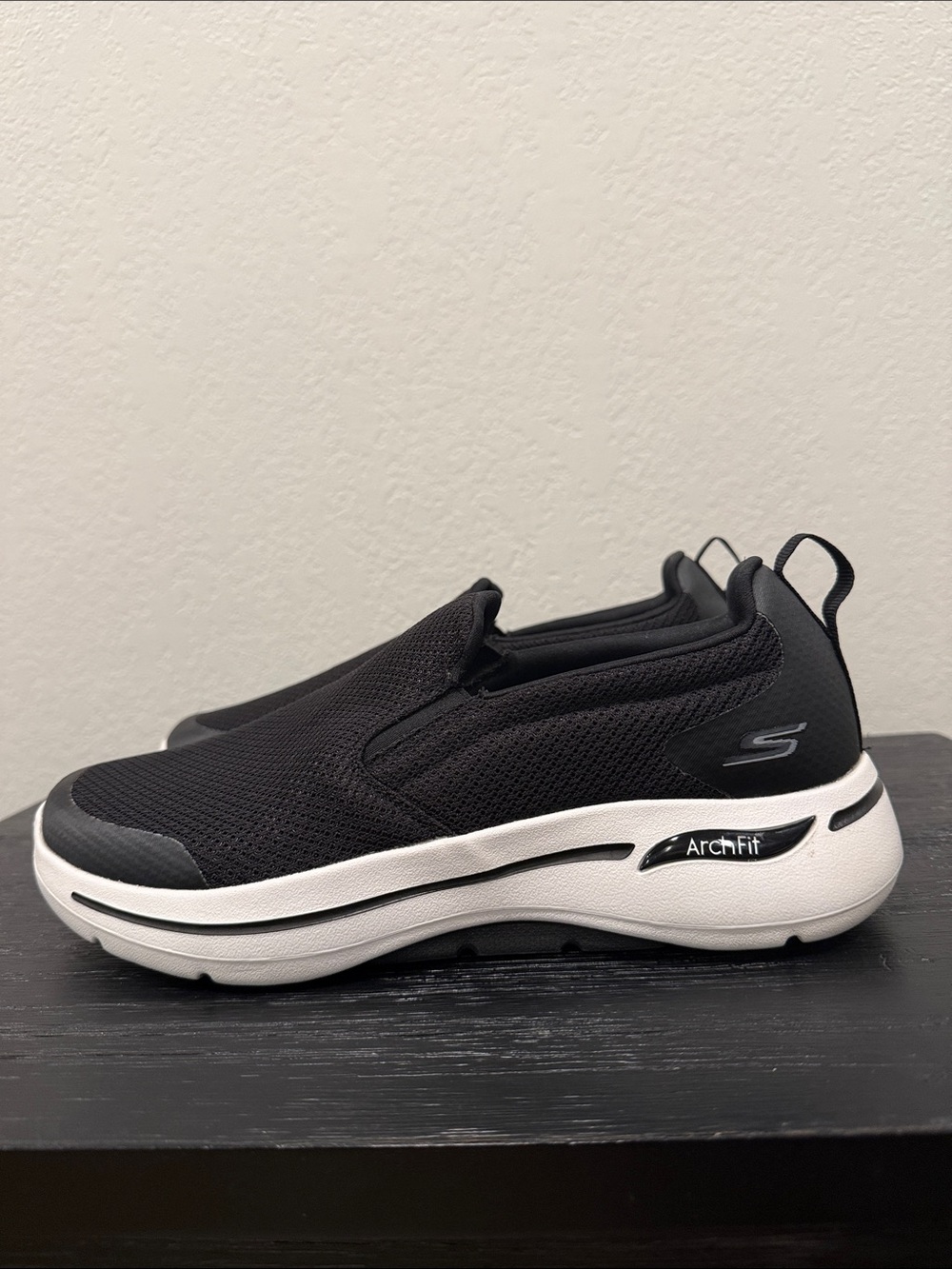 Men’s size 8.5 Skechers Air Cooled Arch Fit Slip-On Sneakers - Black and White